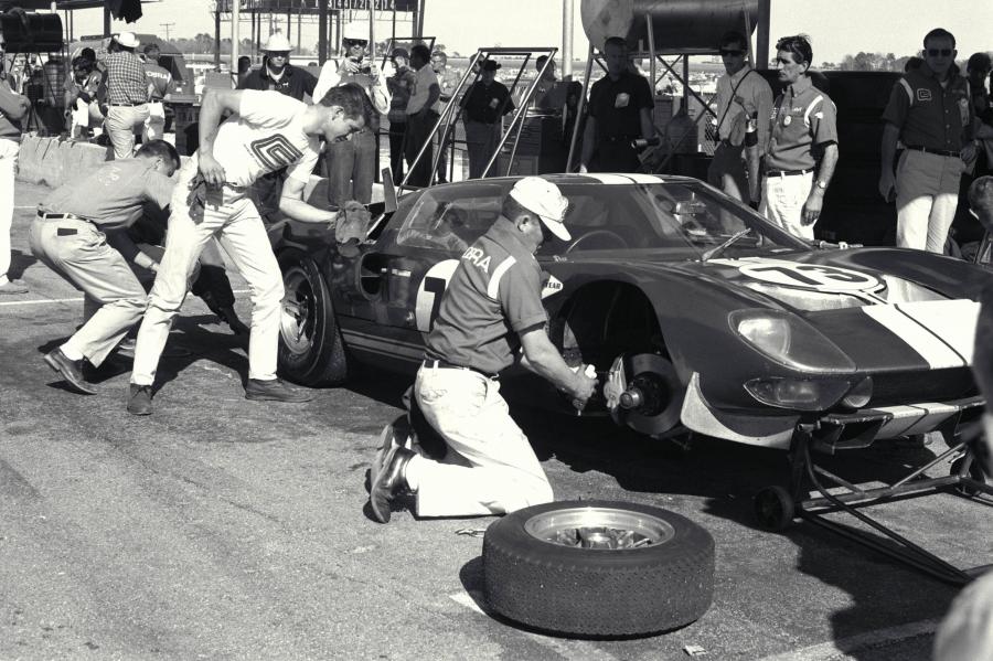  Ford GT40 (Mk I) 1965 года  (фото 17 из 66)